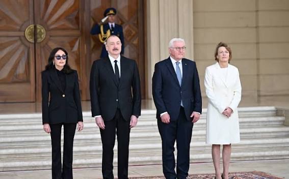Mehriban Aliyeva, Ilham Aliyev, Frank-Walter Steinmeier and Elke Büdenbender stand in a row at a ceremony